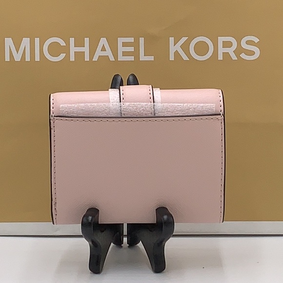 MICHAEL KORS
Carmen Medium Faux Leather Wallet
POWDER BLUSH COLOR - Picture 4 of 11